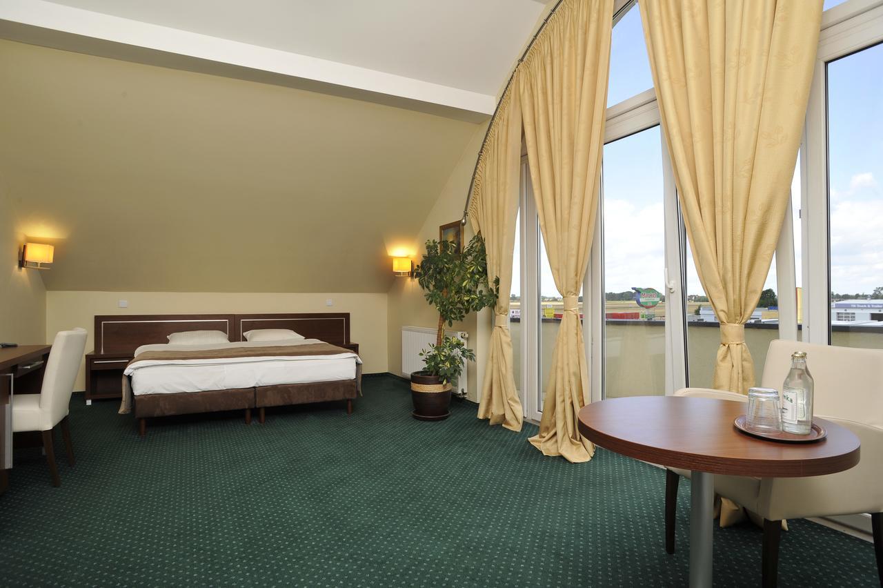 Hotel Lotos Woskrzenice Duze Ngoại thất bức ảnh