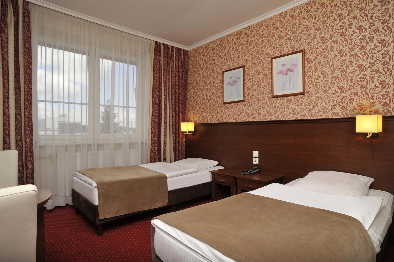 Hotel Lotos Woskrzenice Duze Ngoại thất bức ảnh
