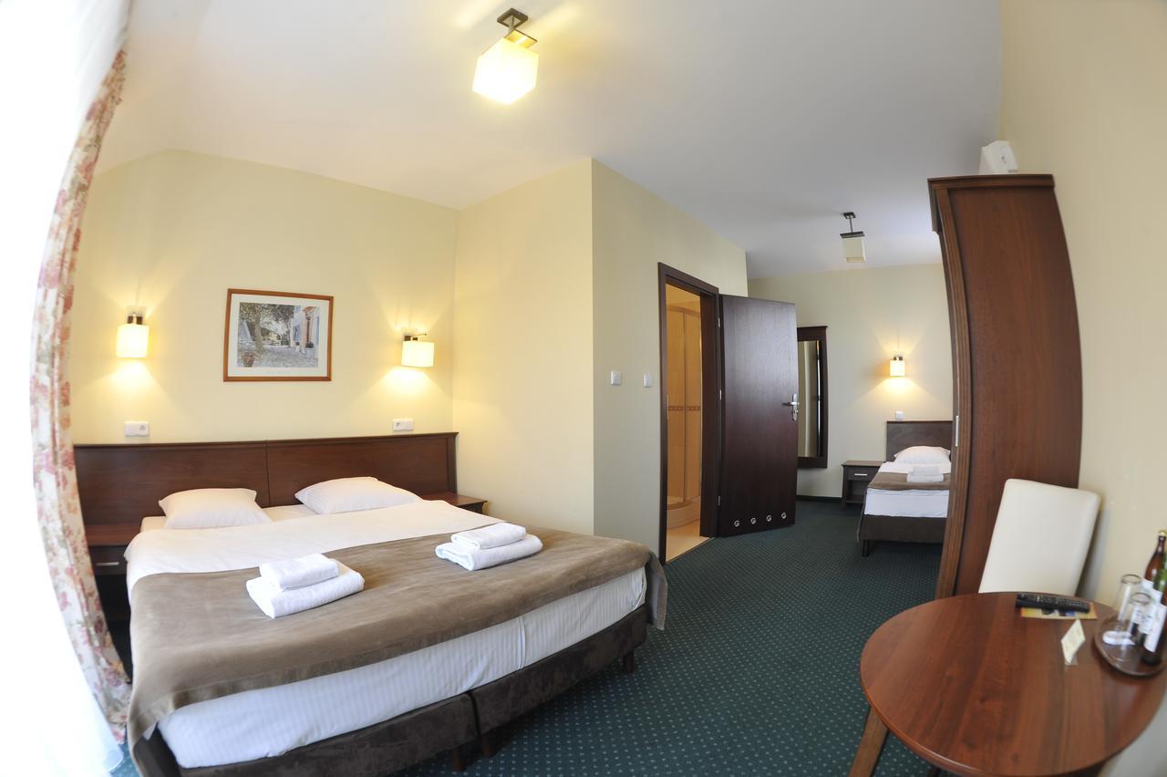 Hotel Lotos Woskrzenice Duze Ngoại thất bức ảnh