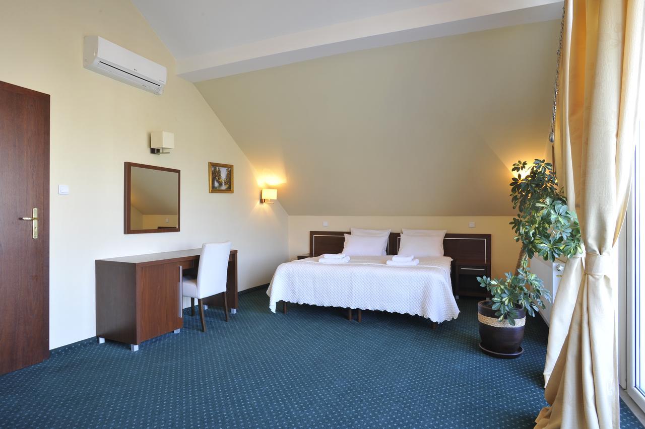 Hotel Lotos Woskrzenice Duze Ngoại thất bức ảnh