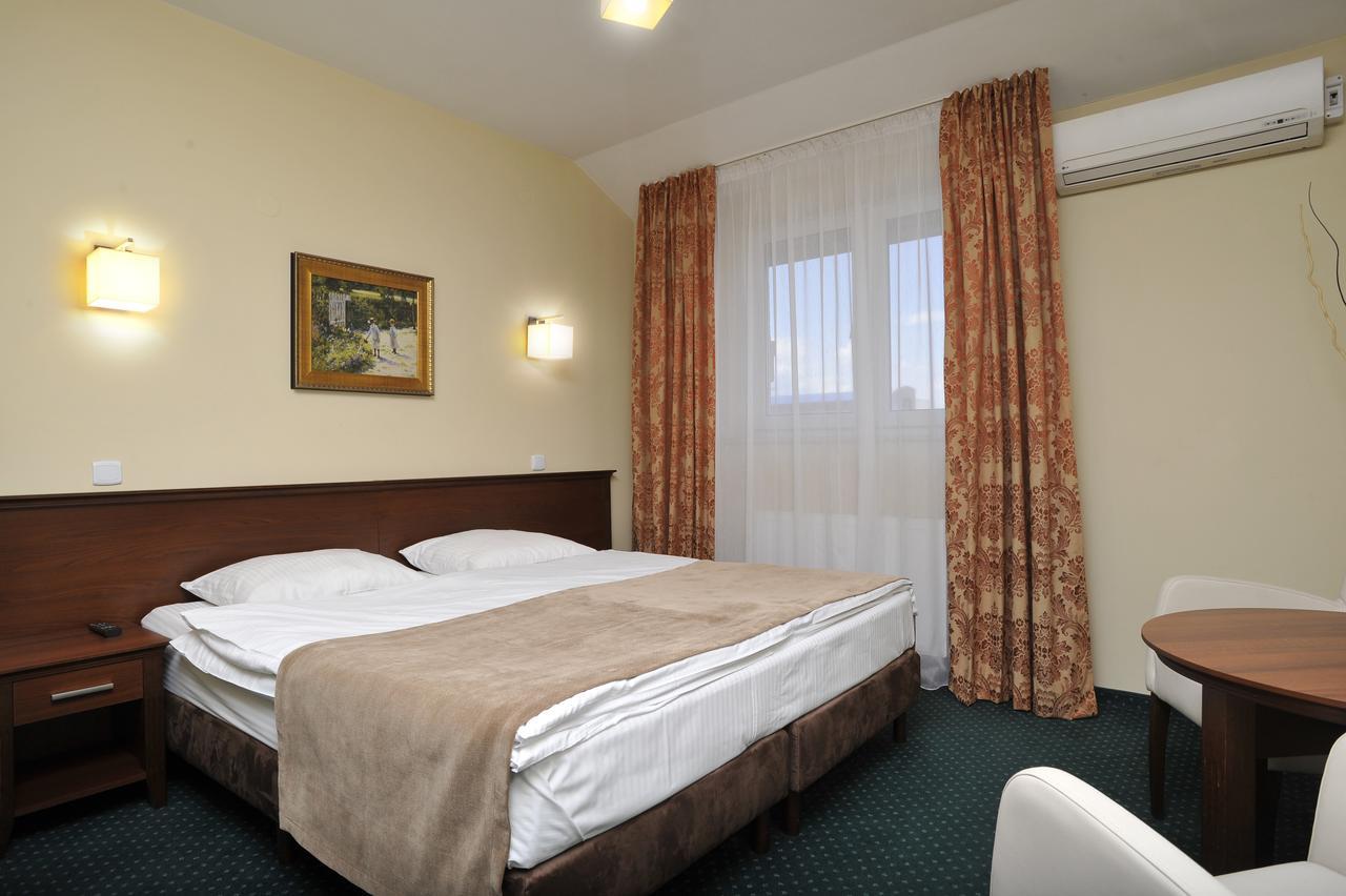 Hotel Lotos Woskrzenice Duze Ngoại thất bức ảnh