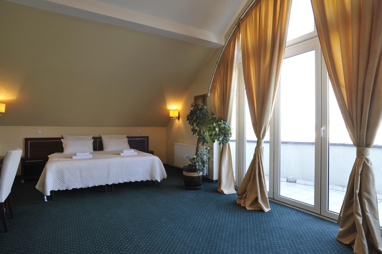 Hotel Lotos Woskrzenice Duze Ngoại thất bức ảnh